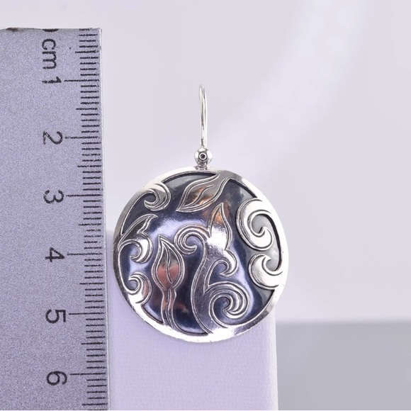 Elegant Silver Swirl Earrings - Picture 3 of 3
